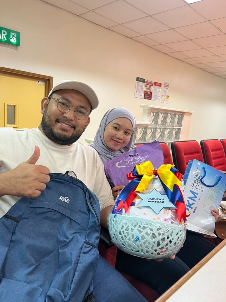 Peserta menikmati jamuan